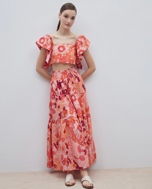 Los conjuntos pijameros se han reinventado hasta reinventarse en sus versiones más modernas. También pueden llevarlos con tops y faldas románticas, como si fuera un vestido en dos piezas. Falda larga (49,99 €) y blusa (29,99 €) de Fórmula Joven.  Cómpralo en El Corte Inglé s.