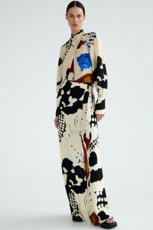 Elegantísimo y perfecto para tus ocasiones estivales más especiales. Pantalón pareo (59,95 €) y top (59,95 €) de Zara.