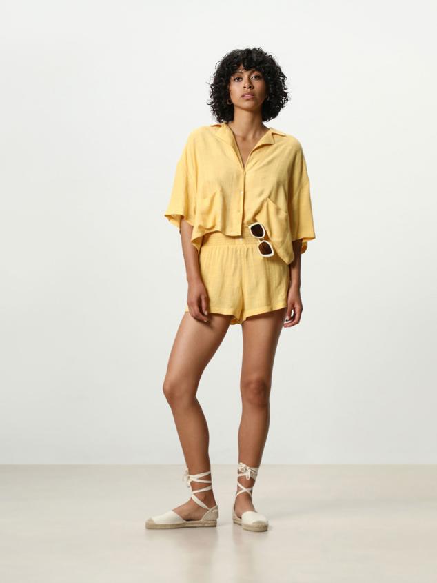 Si eres de las que se considera fan de los conjuntos pijameros, pero tienes claro que los estampados no son lo tuyo, esta versión monocroma es todo lo que necesitas. Short estampado (9,99 €) y blusa (12,99 €) de Lefties.