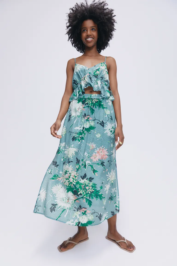 ¿Un estampado que no falla? El floral. Perfecto para estilismos bohemios, desenfadados y con ese toque natural tan clásico y atemporal. Falda larga (24,99 €) y top(19,99 €) de H&M.