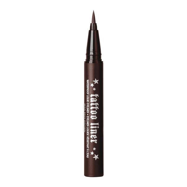 Apto para veganos y libre de tóxicos, este eyeliner líquido ofrece una punta extremadamente fina y flexible para una aplicación fácil y sin esfuerzo. Mirada cat eye garantizada. Disponible en marrón y negro.
