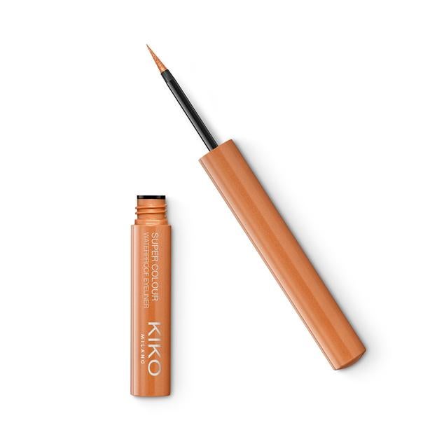 Preciso, con alta pigmentación y con un formato cómodo que te permitirá dibujar tu eyeliner sin complicaciones. Además, gracias a su fórmula waterproof, podrás lucirlo en cualquier ocasión. ¿Lo mejor? Su amplia variedad de colores disponibles.