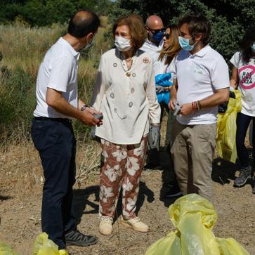 Imagen secundaria 1 - La reina Sofía esta mañana en Boadilla de Monte.