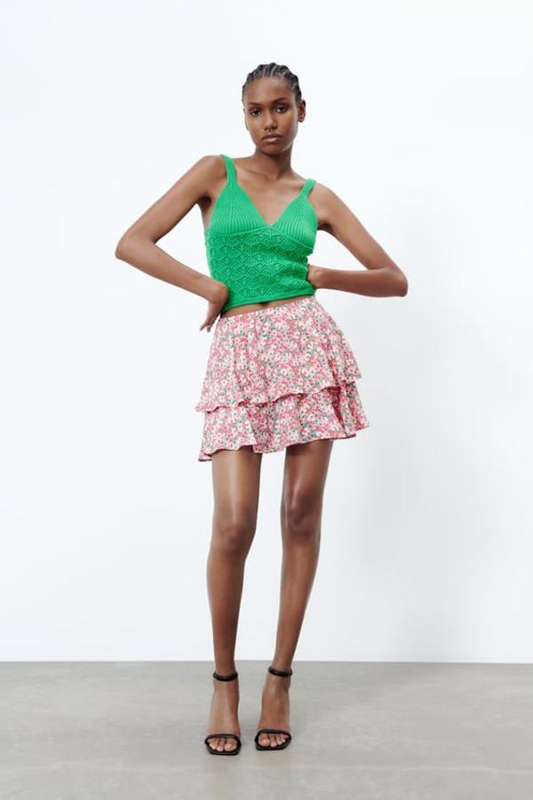 Falda pantalón de tiro alto y efecto arrugado. Bajo acabado en volantes y estampado floral multicolor. Precio: 22,95 euros.