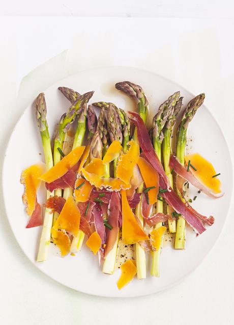 Imagen - Especias y hierbas aromáticas son imprescindibles a la hora de lanzarnos a la cocina cruda. /LUNWERG