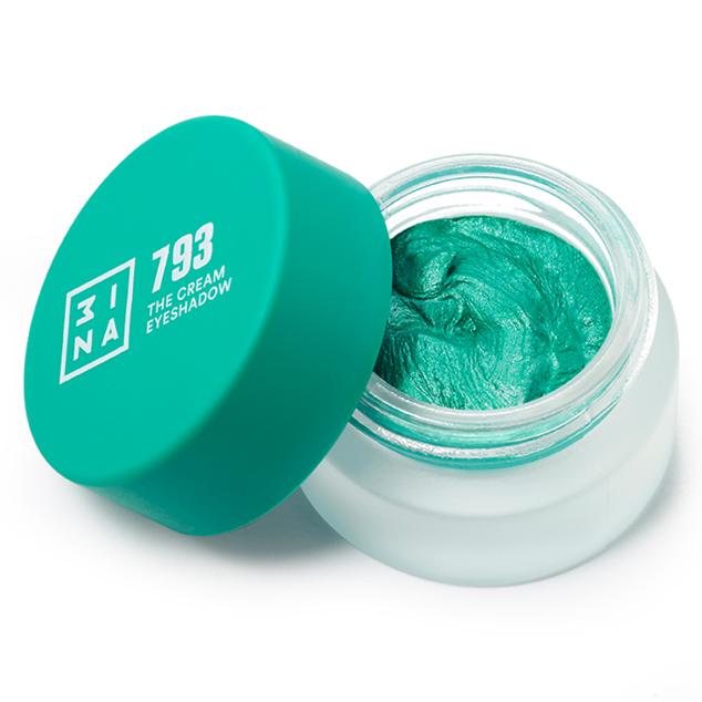 The 24H Cream Eyeshadow está disponible en colores que van desde el amarillo más intenso al negro azabache. Su fórmula es vegana, además de cruelty free y es de fácil aplicación con un pincel o incluso con las yemas de los dedos. Un best seller de la marca para los looks de maquillaje más creativos. (15,95 euros)