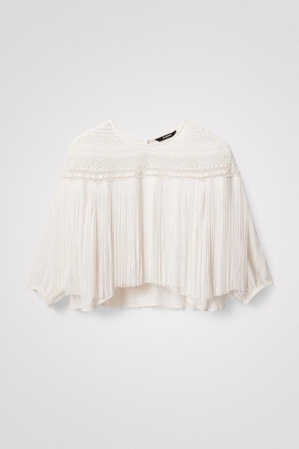 Romántica, boho y la versión más chic de la blusa. Una prenda muy suave y fresquita que genera mucho movimiento gracias a sus flecos. Forma parte de la nueva colección de Desigual. Precio: 89,95 €. 