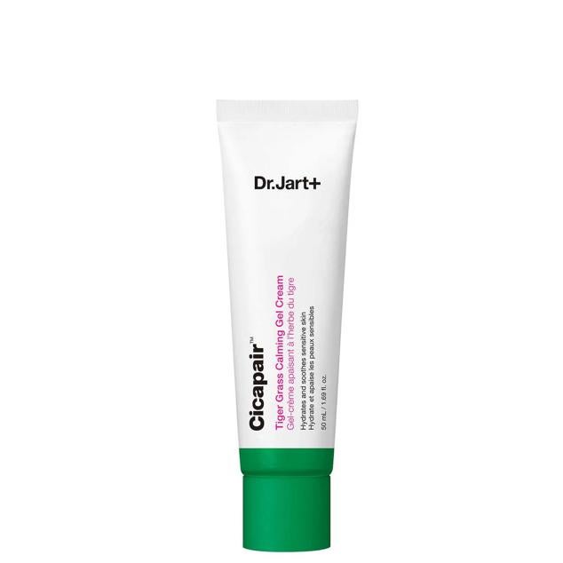Un gel crema calmante, hidratante, revitalizador, refrescante y ultraligero que perfecciona el rostro para que esté equilibrado, renovado, fortalecido y de apariencia juvenil y saludable. Utiliza un complejo de centella asiática regenerador, un complejo de microbioma, hiedra reconstructora y curativa. Se le suman la niacinamida iluminadora, unficadora del tono y potenciadora del colágeno, junto a la adenosina, el extracto de altramuz reafirmante, el hibisco, la moringa, la cúrcuma, el pantenol y las algas.