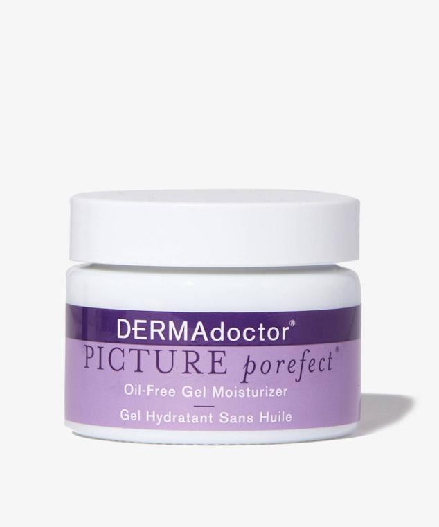 Este gel hidratante ligero, refrescante y libre de aceites proporciona una dosis de electrolitos, minerales y antioxidantes que hidratan y mejoran el aspecto de la piel en general, evitando la sensación grasa, los brillos, reduciendo los poros y matificando, con una textura fina y aterciopelada, a la vez que deja el cutis revitalizado y luminoso.