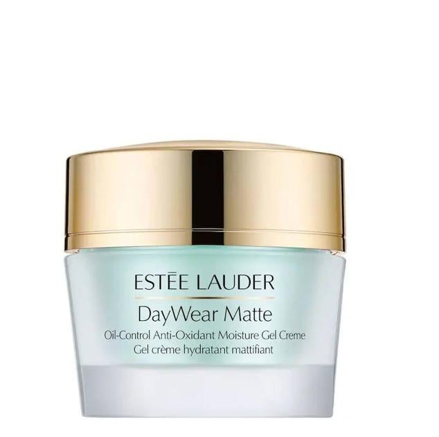 Esta cema libre de grasa proporciona una hidratación inmediata mientras transforma la piel haciendo que luzca sedosa, mate y uniforme. Minimiza los brillos durante todo el día, reduce la apariencia de los poros y revitaliza la piel gracias a su complejo súper antioxidantes con vitaminas C, E y eukarion, un extracto marino, pepino, cafeína y ácido hialurónico, ayudando a corregir de igual forma los signos de la edad.