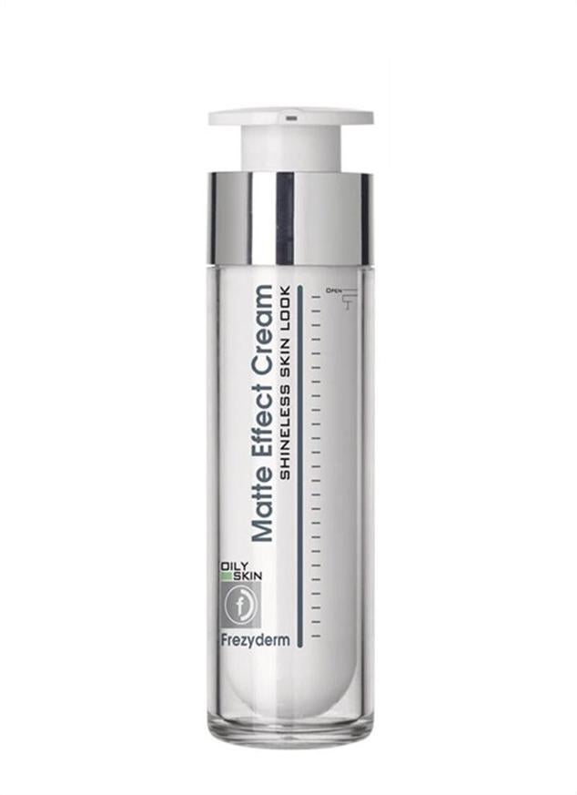 Esta crema para piel grasa y mixta aporta hidratación, a la vez que disminuye el exceso de sebo. Tiene un alto poder matificante, suaviza las imperfecciones y arrugas y perfecciona el rostro de inmediato, con un acabado terciopelado. Además, controla los brillos. Su fórmula contiene una combinación de tres polvos controladores del sebo de larga duración, oligosacáridos de algodón hidratantes y aceite de calabaza equilibrante.