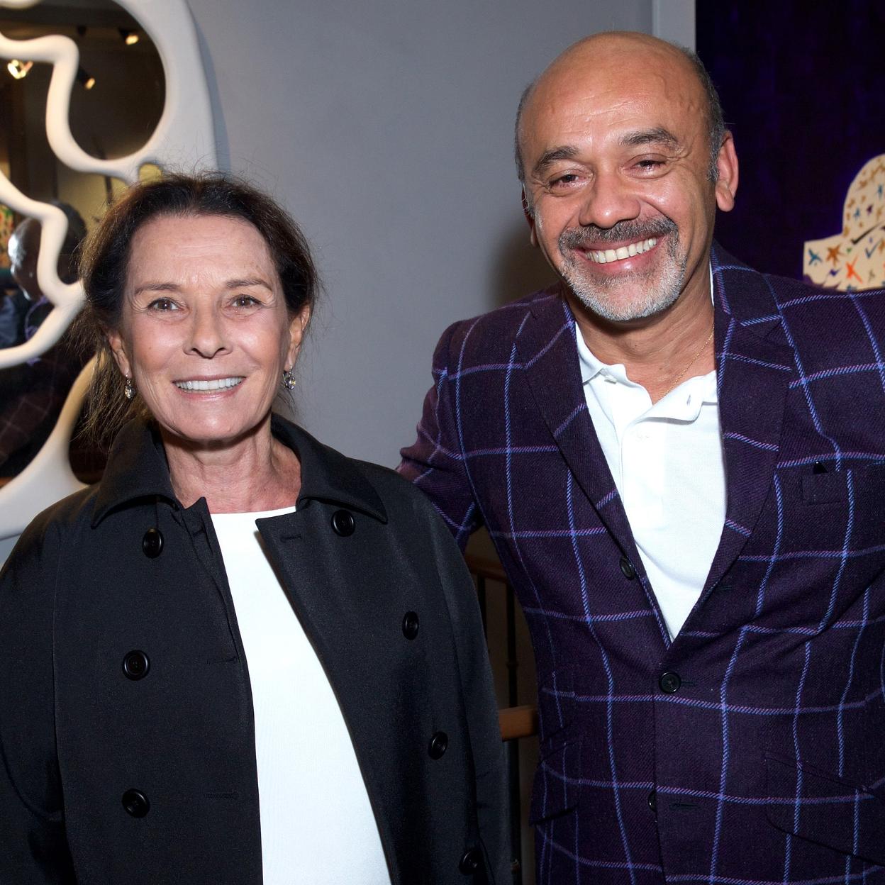 Vera Santo Domingo Rechulski, madre de Tatiana Santo Domingo, junto a Christian Louboutin en 2015 en una exposición.