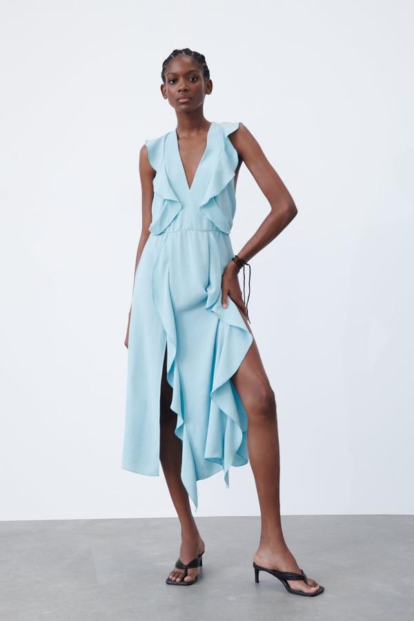 Los tonos pastel tampoco podían faltar en esta selección veraniega. El azul en su versión más suave es uno de los colores imprescindibles. Vestido midi de Zara (29,99 euros)