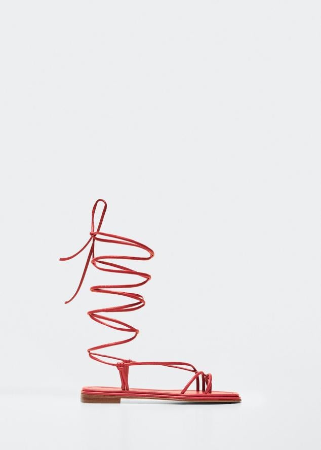 Unas sandalias sencillas que llevarás con todo, pero con un toque especial gracia a su color. Sandalias planas con tiras de Mango (35,99 euros)
