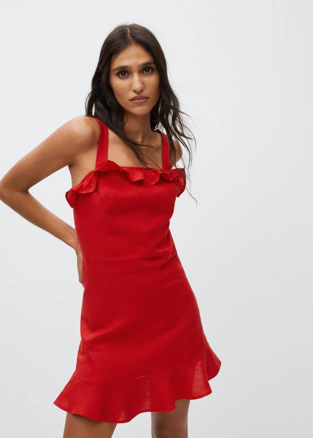 Uno de los colores más vivos de la paleta vestirá los mini vestidos de lino del verano. Vestido rojo con volantes de Mango (29,99 euros) 