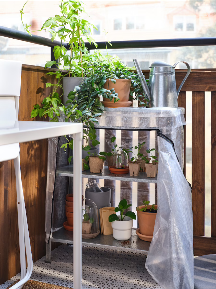 Para almacenaje, para decorar con plantas, como mueble auxiliar para tus comidas y cenas de verano... La estantería HYLLIS de IKEA (15 euros) sirve incluso de invernadero. 