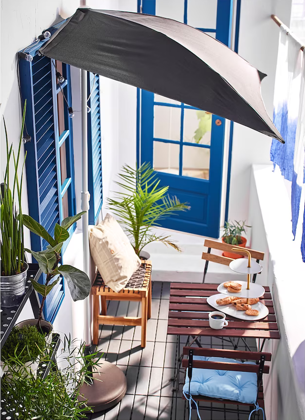 Por no hablar del conjunto de mesa y sillas plegables de exterior más famoso y deseado: el set TARNO de IKEA (menos de 20 euros cada pieza) es perfecto para espacios reducidos.