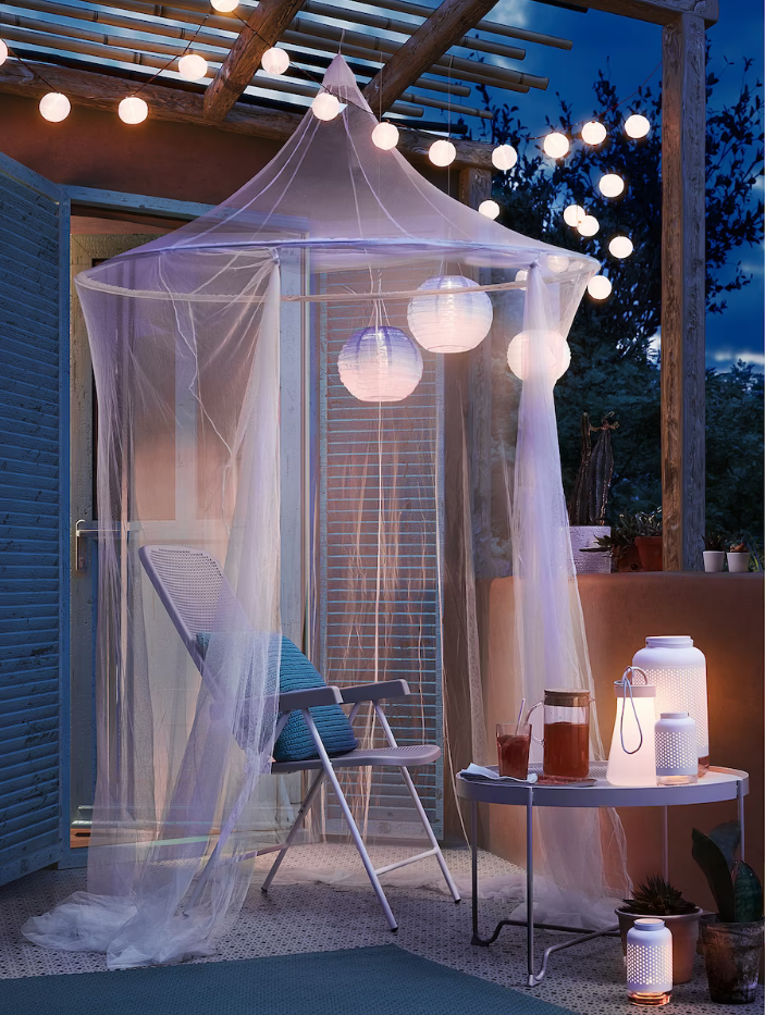 Y para una siesta agradable o un rato de relax al aire libre huyendo de los mosquitos y demás insectos, redes como SOLIG de IKEA son un imprescindible (19 euros).