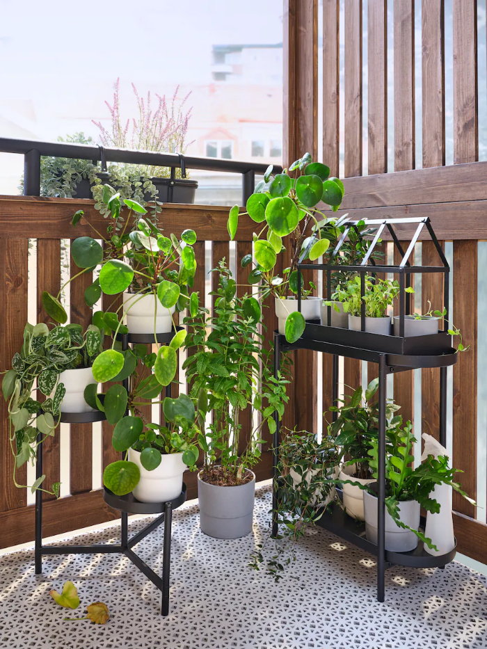 Decorar con plantas siempre es una buena idea, y en una terraza pequeña, además, aportarán color, frescura y vida. Los soportes para plantas de IKEA nos permite jugar con los tamaños y alturas y son baratísimos (20 euros).