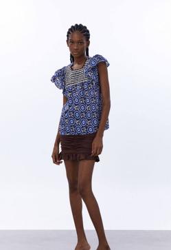 Imagen secundaria 2 - Estas blusas van a rejuvenecer tus looks esta temporada