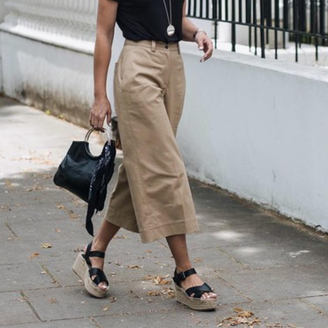 Estas sandalias son perfectas para sumar altura sin perder comodidad.