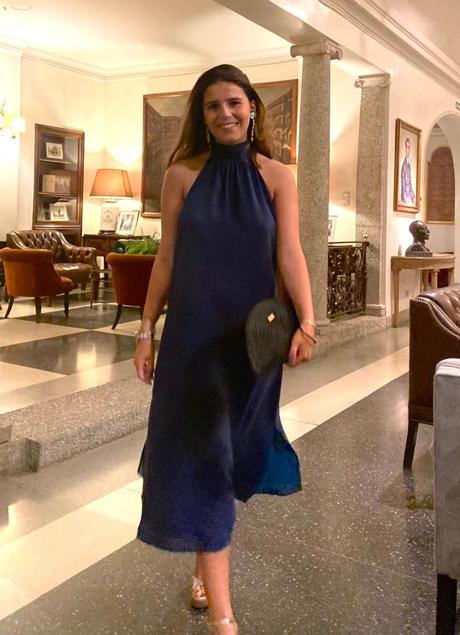 Imagen - Tana Rivera con un vestido de invitada azul. / D.R.