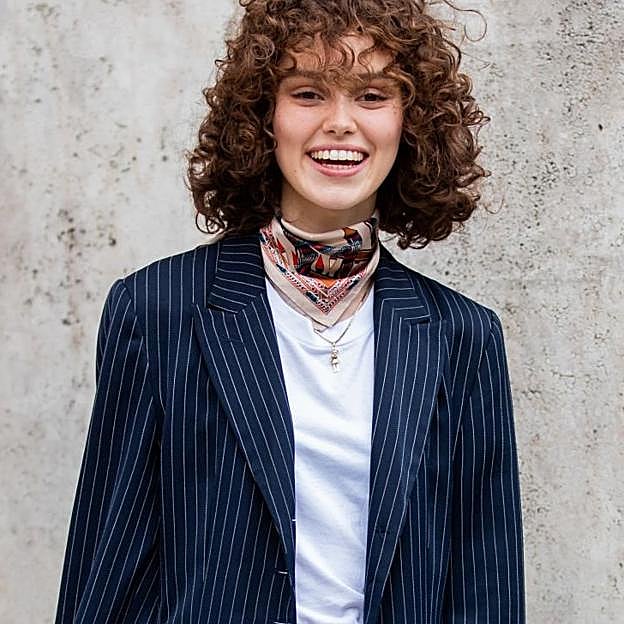 El truco viral facilísimo de Instagram para pelo rizado que da volumen a la raíz y evita el apelmazamiento