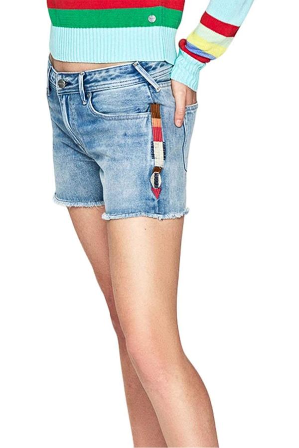 Pantalón vaquero corto de diseño vintage con bordados geométricos de distintos colores tanto en los laterales como en uno de los bolsillos traseros. Detalle de flecos en el bajo.  Precio: 69,90 euros en Amazon .