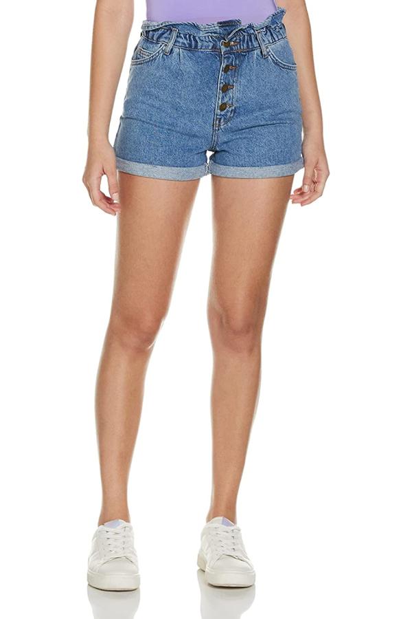 Vaqueros de algodón 100%, color azul medio, cuatro botones en el delantero y volantes en la cinturilla de goma que da un efecto fruncido muy estilizador.  Precio: 21,09 euros en Amazon .