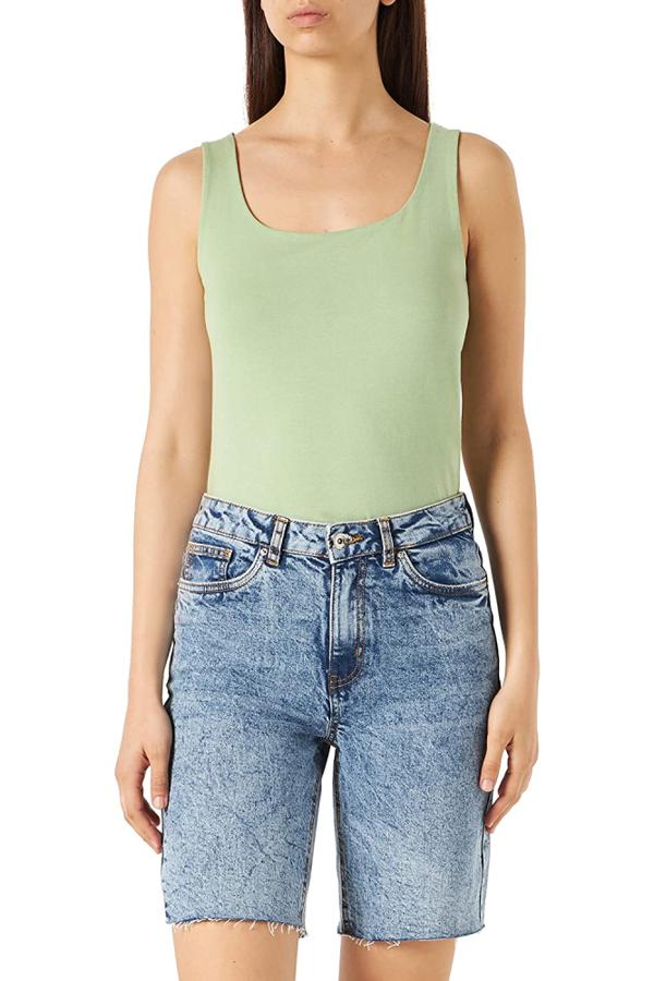 Pantalones cortos a la altura de la rodilla elaborados con algodón reciclado. Color azul efecto lavado y tiro medio.  Precio: 22,17 euros en Amazon .