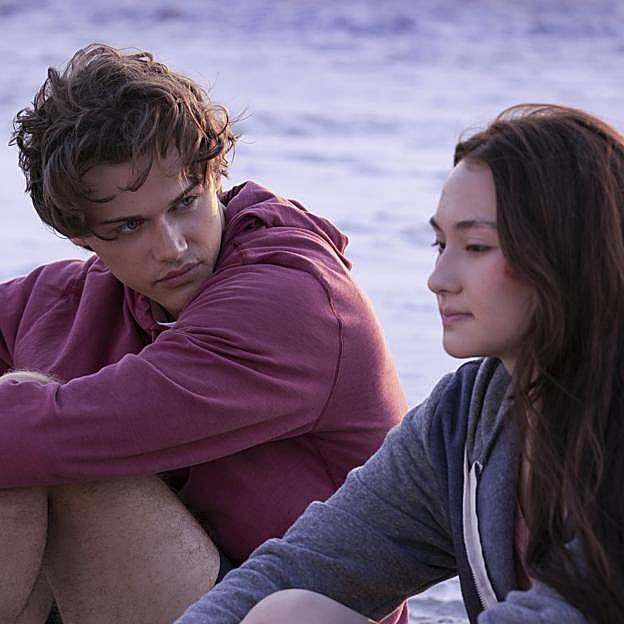 Christopher Briney y Lola Tung en una secuencia de El verano que me enamoré. 