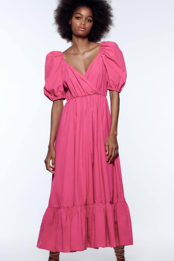 Vestido rosa con manga corta abullonada, escote de pico cruzado, falda amplia con volumen y bajo acabado en volante, de Zara. Tiene un precio de 35,95 euros.