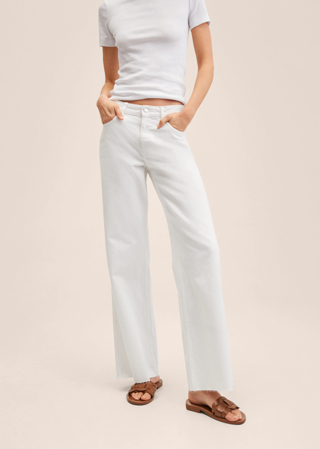 Jeans blancos de tiro medio con efecto acampanado. Son de Mango. Precio: 19,99 €.