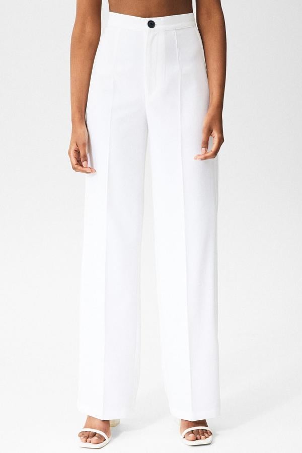 Pantalones de corte regular con pinzas para crear un look más sofisticado. Son de Pull&Bear. Precio: 22,99 €.