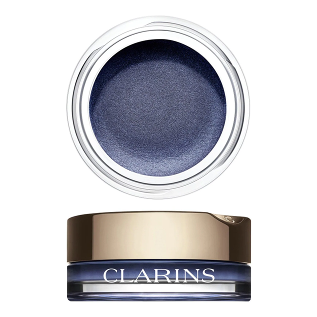 Clarins tiene todo lo que buscas en una sombra de ojos. Su formulación súper pigmentada, de larga duración, fácil de aplicar y alisadora de párpados, lograrán una mirada de diez. Precio: 27,99 €. 