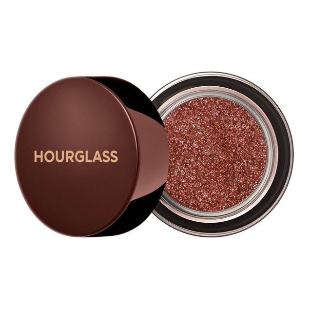 Una sombra de ojos liviana con partículas brillantes. Así es Glitter Eyeshadow Reflect de Hourglass. Conseguirás una mirada resplandeciente sin apenas esfuerzo. Precio: 31,99 €.