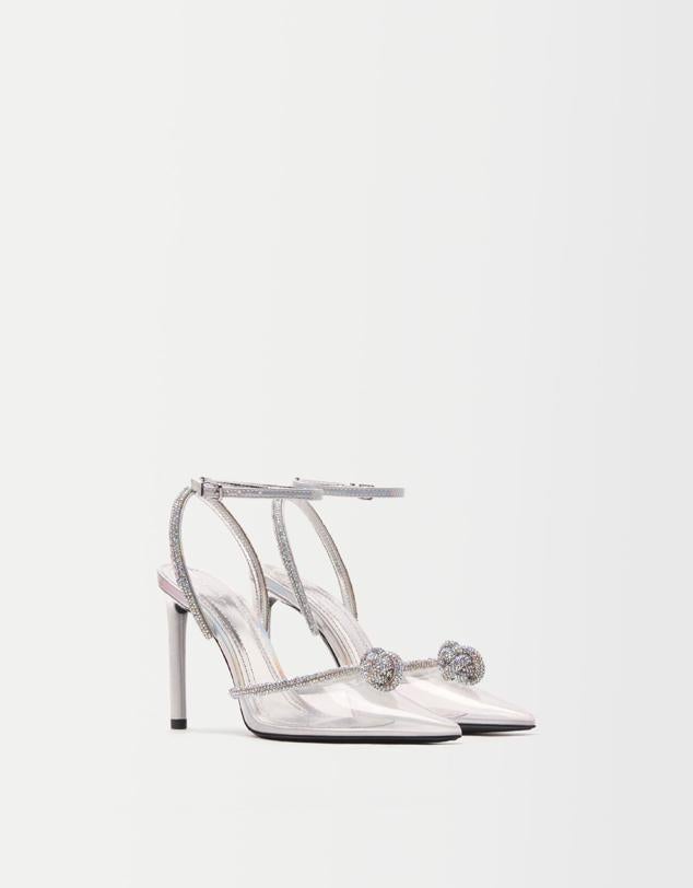 Tacones de vinilo transparente con adornos de brillos, que lo convierten en el calzado joya más versátil. Son de Berskha. Precio: 49,99 €.