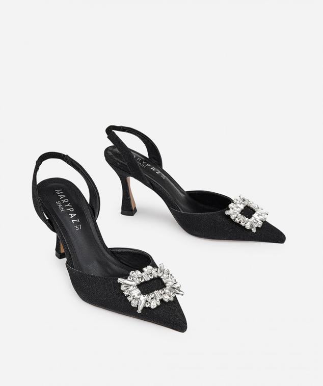 Marypaz, en cambio, presenta unos clásicos tacones negros con glitter. Podrás combinarlo en ocasiones más sobrias o looks básicos. Precio: 19,99 €.