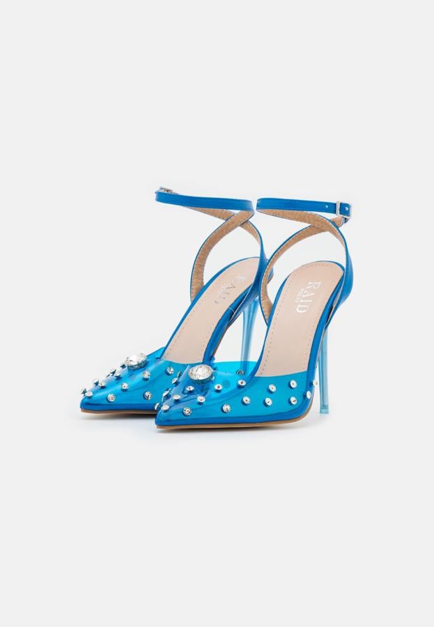 Hechos en vinilo y con tacón de aguja. Además de estar adornados con múltiples joyas de tamaño pequeño en todo el calzado. Son de RAID. Precio: 40,99 €. 