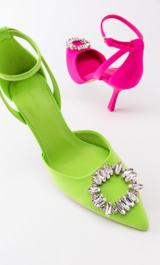 Stradivarius presenta unos tacones de colores vitaminados con joyas en la puntera. Podrás encontrarlos en lima y en rosa. Precio: 39,99 €.
