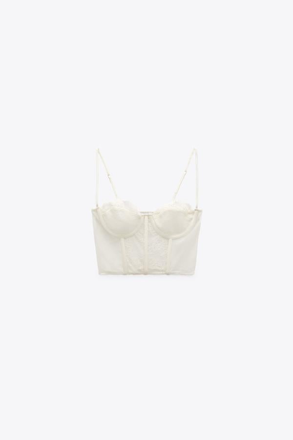Top corsetero con encajes en tono crudo. Pertenece a la nueva colección de Zara. Precio: 19,95 €.