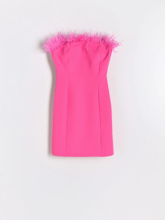 Este vestido rosa intenso con ribeteado de plumas, es perfecto para lucirlo tras una sesión de bronceado en la playa. Es de Reserved. Precio: 39,99 €. 