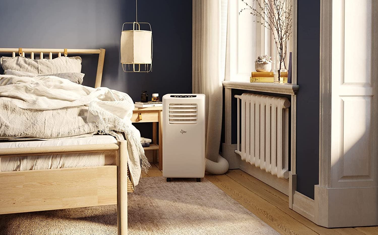 El aire acondicionado  Suntec Climatizador Móvil Motion 2.0 Eco R290  puede enfriar, deshumidificar y ventilar y gracias a sus dos niveles de ventilación y la máxima circulación de aire, el aire frío se distribuye de forma eficiente y uniforme en la habitación, con el consiguiente ahorro energético. Precio: 351 euros.  Cómpralo aquí