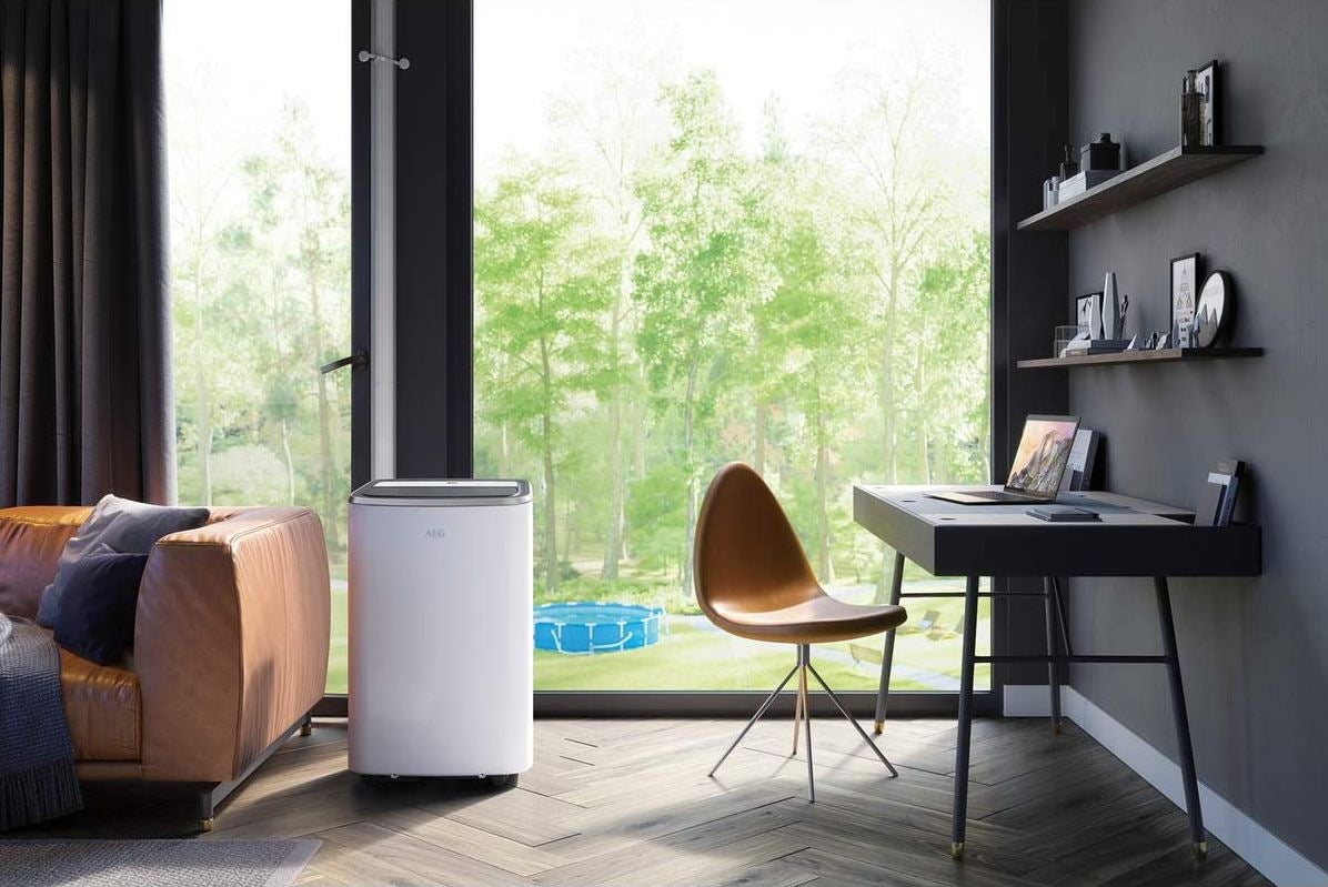 El  Aire Acondicionado Portátil ChillFlex Pro AXP35U538CW de AEG  refrigera, ventila y deshumidifica. Con filtro antibacteriano, temporizador y mando a distancia, es silencioso y tiene bajo consumo energético. Precio: 480 euros. Cómpralo aquí