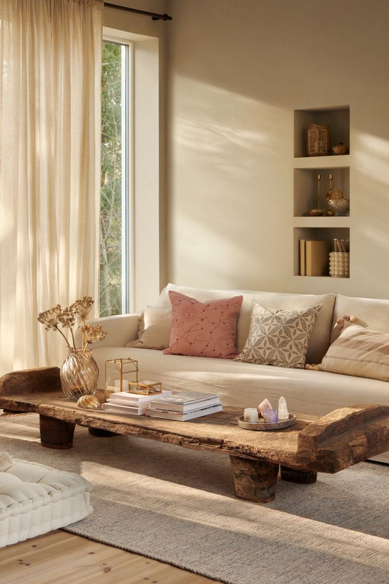 Los cojines son el truco perfecto y low cost para cambiar espacios de forma fácil y barata. Nos permiten jugar con las formas, los materiales, los colores y los estampados para conseguir resultados espectaculares por muy poco dinero. Estos de las rebajas de H&M Home cuestan 12.99 euros.