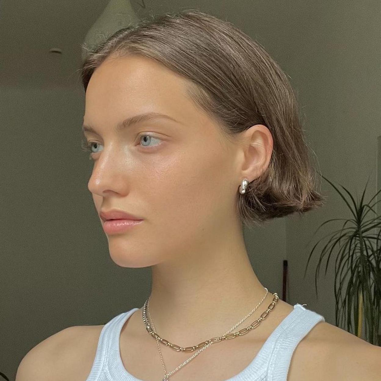 El corte de pelo bob mini es uno de los más pedidos en las peluquerías este verano 2022.