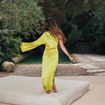 Imagen secundaria 1 - Los vestidos asimétricos se han convertido en una de las mejores opciones para convertirse en la invitada perfecta de las bodas de verano. Vestido midi en color verde de Zara (59,99 euros) 