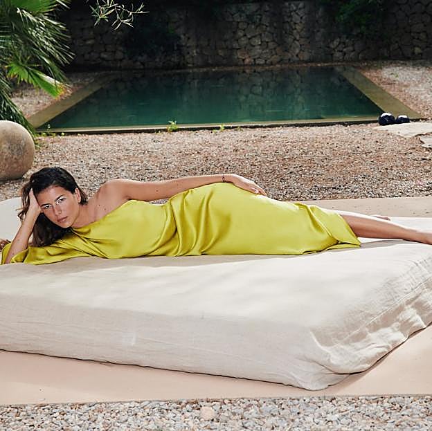 Imagen principal - Los vestidos asimétricos se han convertido en una de las mejores opciones para convertirse en la invitada perfecta de las bodas de verano. Vestido midi en color verde de Zara (59,99 euros) 