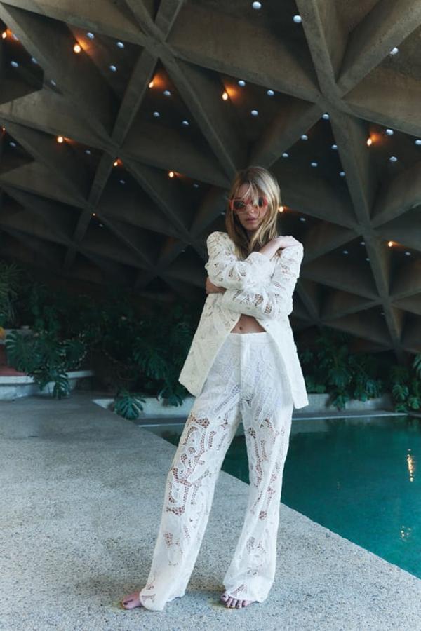 Pantalón largo de tiro alto confeccionado en encaje. Precio: 49,95 euros.