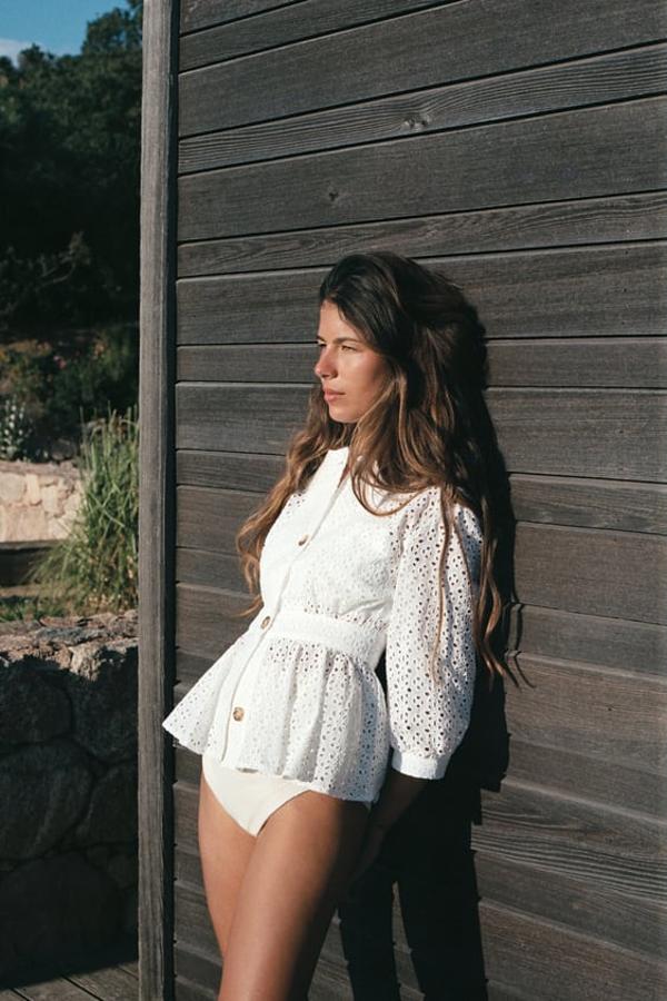 Chaqueta de cuello redondo y manga por debajo del codo. Tejido con bordados perforados combinados a tono. Precio: 35,95 euros.